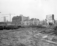 855121 Gezicht op het kaalgeslagen terrein tussen de Westerstraat (achtergrond) en de Stationsstraat te Utrecht, met ...